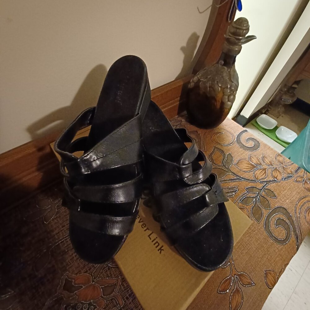 Black sandals Size 10 Brand Forever Link